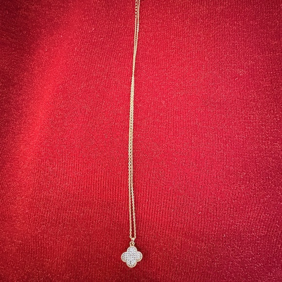 Elegant Black and Gold Clover Pendant Necklace - Picture 5 of 6